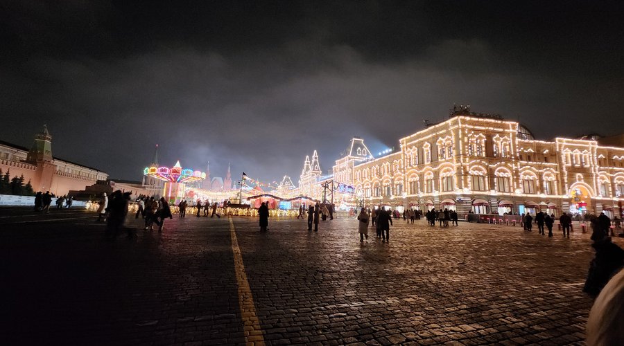 Красная площадь, вид на ГУМ.