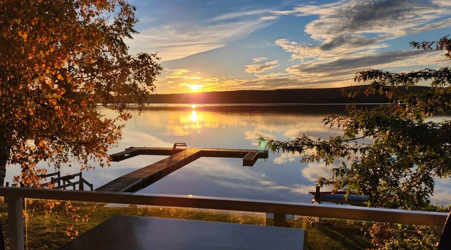 La vue de notre terrasse du Restaurant vers le lac et ses couchers de soleil.
