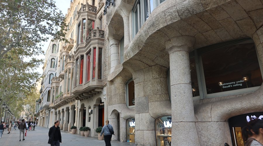 Barcelona (Barcellona) - Passeig de Gràcia dai pressi di Casa Milà (Pedrera) (ES)