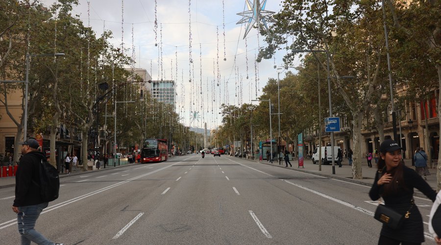 Barcelona (Barcellona) - Passeig de Gràcia nei pressi di Casa Milà (Pedrera) - vista verso obelisco Plaza del Cinco de Oros (ES)