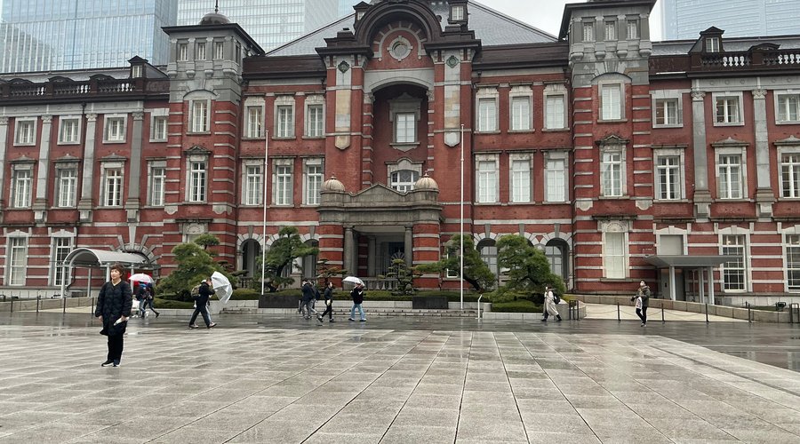 Facade of station (closer-up)