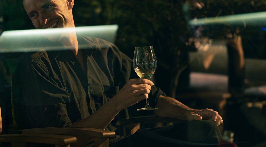 Xào Xạc - Quán Bar dưới hiên Nơi nhâm nhi cocktail thư thả, đời thường, và ấm áp. Nơi rì rào với nhau dăm ba câu chuyện, nghe xào xạc gió thoảng trên mái nhà, giữa tán cây. Xao Xac Bar - Cocktail, Beer and Little Taste