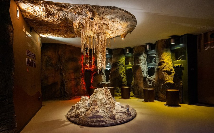 Der Bereich Minerale und Tropfsteine im Erlebnismuseum Grottoneum.