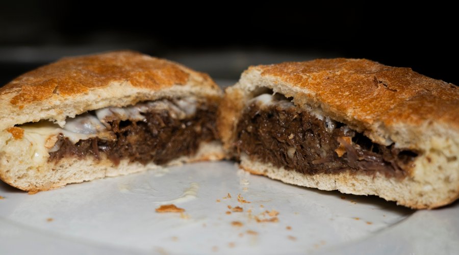 Nueva hamburguesa de muslo de carrillera de ternera desmigada, puré de patata y queso de cabra tierno “gratinado” disponible en la carta de fin de semana en Bar San Antonio en Fitero