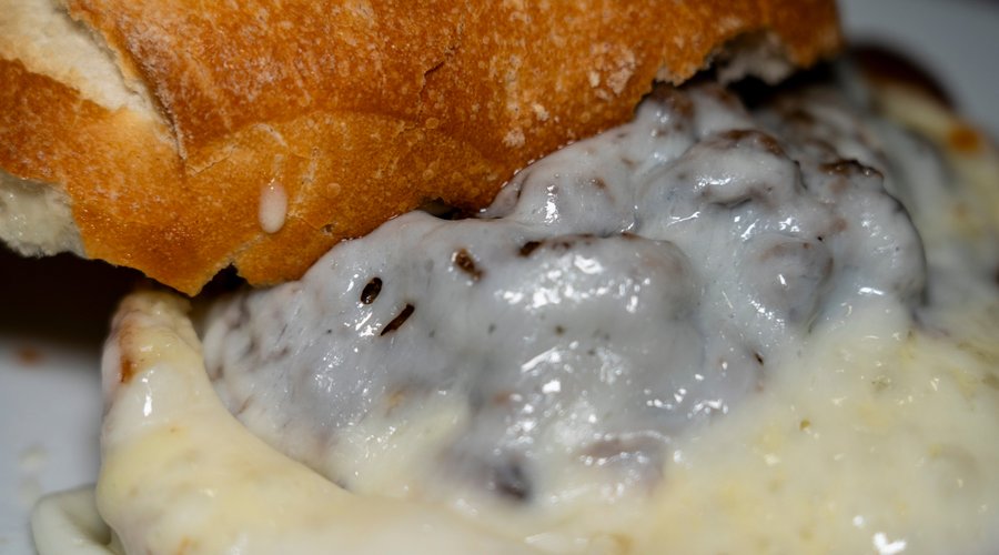 Nueva hamburguesa de muslo de carrillera de ternera desmigada, puré de patata y queso de cabra tierno “gratinado” disponible en la carta de fin de semana en Bar San Antonio en Fitero