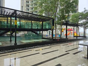 泳池和海滩