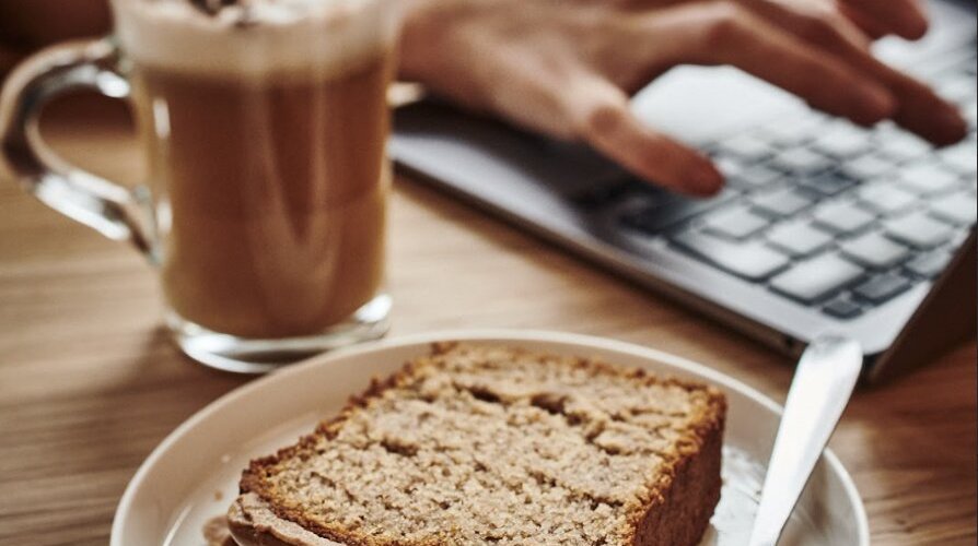 banana bread et capuccino 