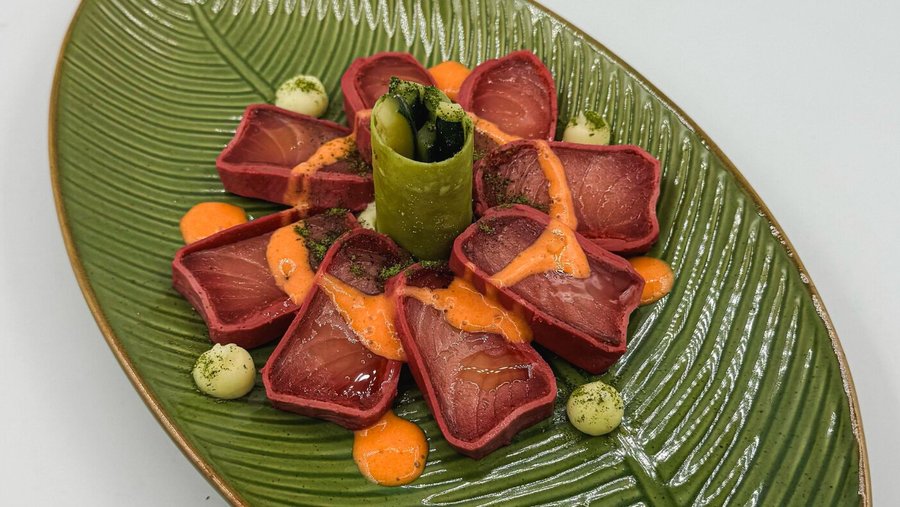 SFUMATURE DI SALMONE - Roll di salmone marinato e affumicato al mandorlo, avvolto in crêpe alla barbabietola, julienne di zucchine e coulis all’arancia