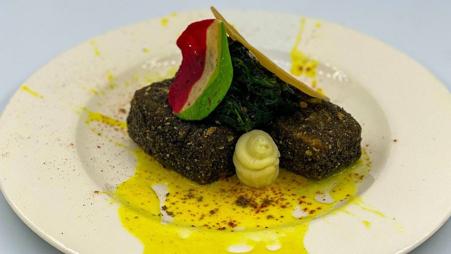 SPIGOLA IN MIMETICA - Spigola panata al vino bianco e patate con salsa al curry e spinaci e cialda croccante
