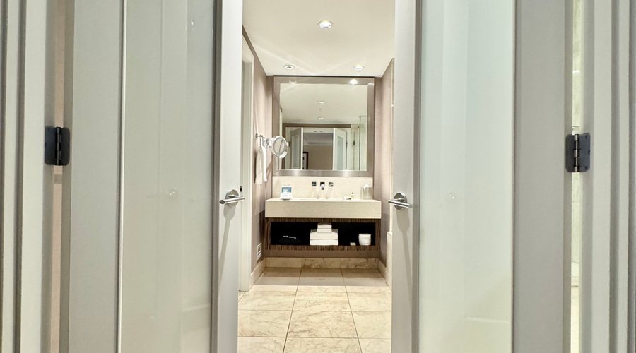Luxurious marble 4-piece bathroom