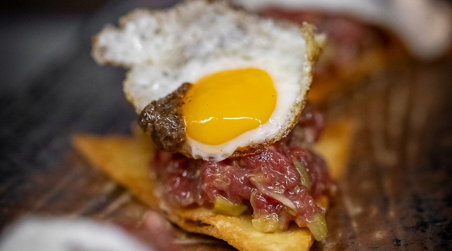 Pequeño en tamaño, gigante en sabor. 🥩🔥 Nuestro mini steak tartar con huevo de codorniz es una explosión de placer en cada bocado. ¿Te atreves? 😏