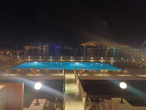 حمام السباحة والشاطئ