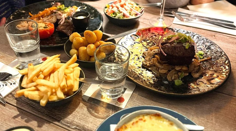 Wij serveren bij de hoofdgerechten van onze dinerkaart standaard als bijgerechten: gebakken aardappeltjes, warme groente, frietjes, mayonaise en gemengde sla.