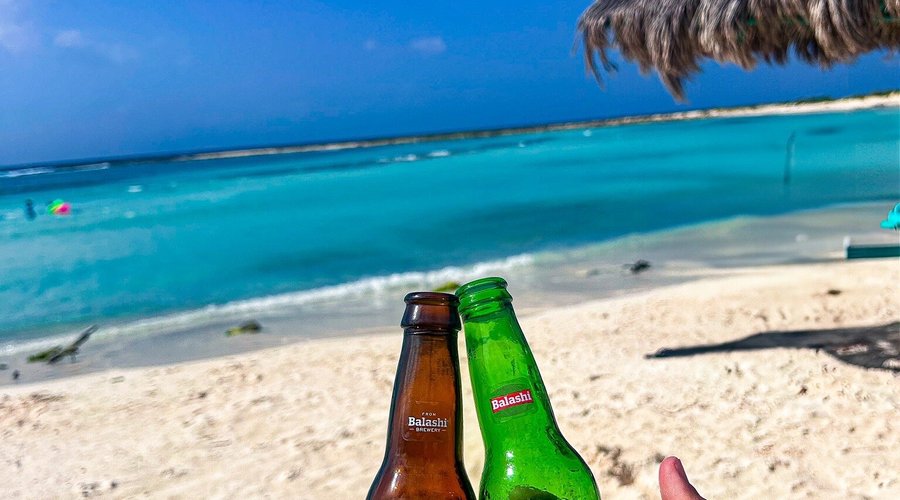 Una piscina natural, nuestro lugar de sombra fue una especie de cueva formada de la misma vegetación del lugar ⛱️ Bonus track: la cerveza Balashi de mango 🥭 ⭐️⭐️⭐️⭐️⭐️