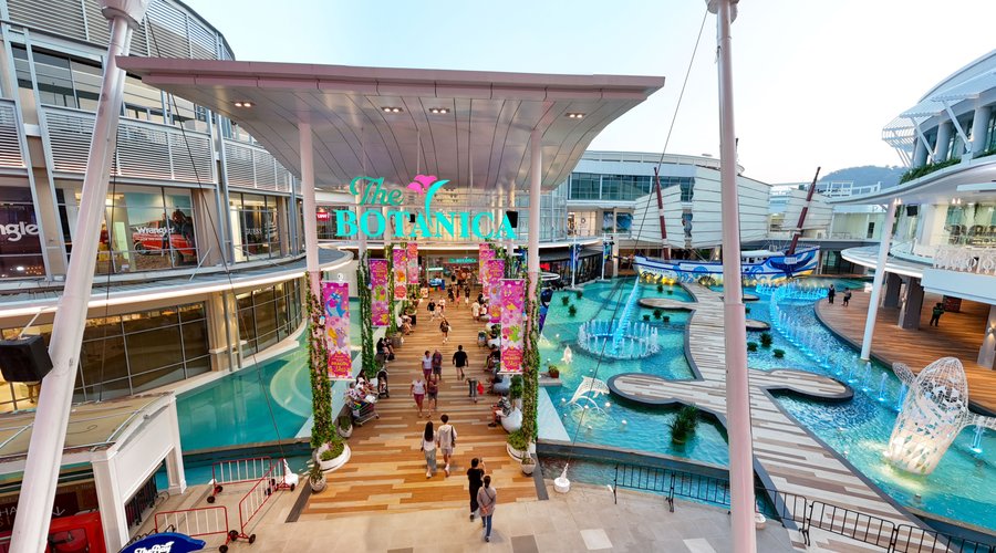 A substantial semi-outdoor space with seaside atmosphere and shady trees, along with a gigantic canopy in the center of the mall. The main focal point is a 20-meter life-sized of Chinese Junk Boat equipped with catwalk for organizing all kinds of shows. The Bay is the top meeting place surrounded with famous restaurants, international fast-food stores, and various food kiosks.  Here you can find Jungceylon's special privileges, promotions, and information at Tourist Privilege booth and one stop