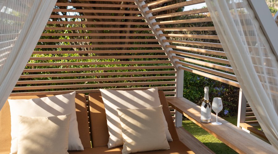 Nuestras camas balinesas le esperan para disfrutar del buen tiempo y relax en nuestra piscina exterior.