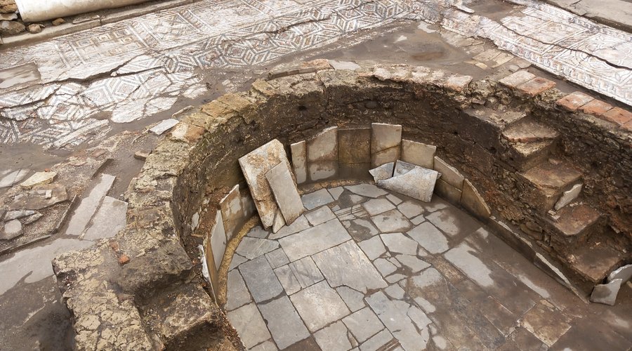Possible byzantine apse with mosaics on the perimeter. 