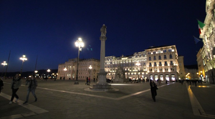 la piazza by night