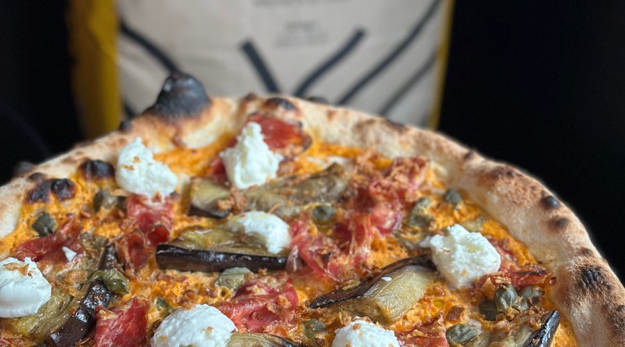 Notre pizza du moment, avec une base de crème de poivrons rouges et ricotta....