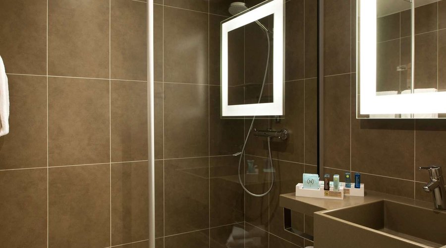 Guest room bath