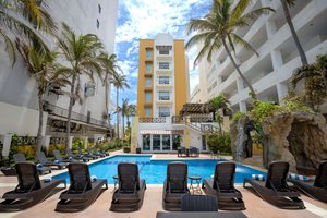 Piscina y playa