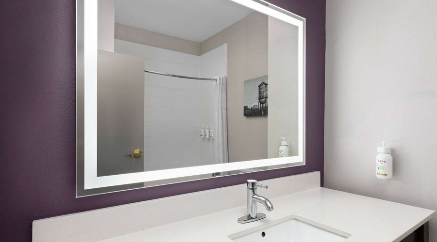 Guest room bath