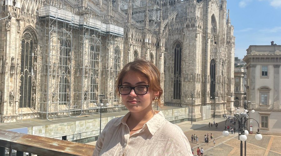 Duomo Meydanın da keyifle bişeyler yiyebileceğiniz cafeler de bulunmakta.