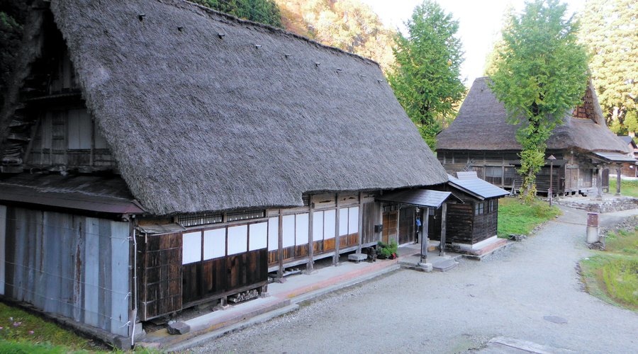 相倉合掌造り集落(奥に相念寺)