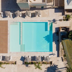 "Scopri il nostro angolo di paradiso 🌿✨  Immergiti nel relax della piscina della nostra Masseria, dove il cuore della Puglia si fonde con la tranquillità del paesaggio circostante. Un'area dedicata al benessere, per momenti di totale relax, circondato dalla bellezza e dalla serenità della tipica masseria pugliese. ☀️🌊 Lasciati coccolare dalla quiete e dall'autenticità del nostro angolo di natura.  Ti aspettiamo per un'esperienza unica! 💧🍃 #RelaxInMasseria #MasseriaPugliese #Piscina #Benesser