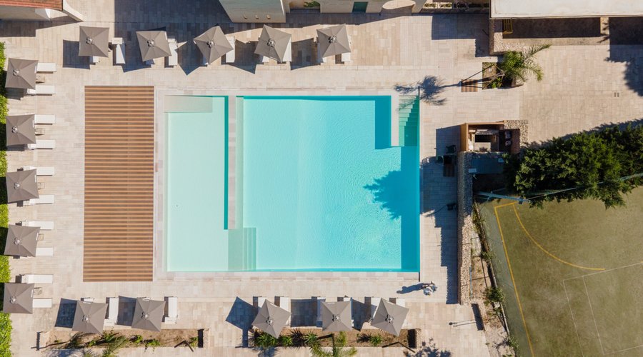 "Scopri il nostro angolo di paradiso 🌿✨  Immergiti nel relax della piscina della nostra Masseria, dove il cuore della Puglia si fonde con la tranquillità del paesaggio circostante. Un'area dedicata al benessere, per momenti di totale relax, circondato dalla bellezza e dalla serenità della tipica masseria pugliese. ☀️🌊 Lasciati coccolare dalla quiete e dall'autenticità del nostro angolo di natura.  Ti aspettiamo per un'esperienza unica! 💧🍃 #RelaxInMasseria #MasseriaPugliese #Piscina #Benesser
