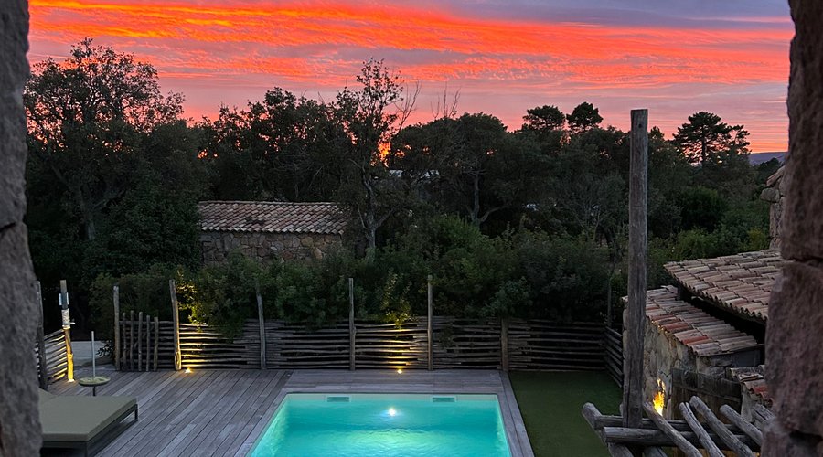 Piscine chauffée de Mi avril à Mi Novembre (dates à confirmer avec la réception)