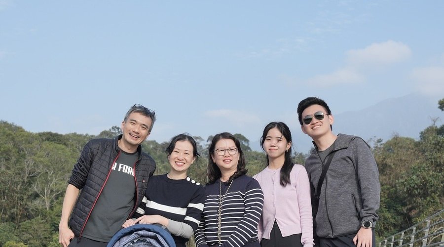新加坡Eileen与家人台湾轻松游  Day-3 探索日月潭的湖光山色，漫步于环湖步道，享受自然的洗礼。18度C巧克力工坊更是家庭亲子的好去处，让孩子们体验制作甜蜜巧克力的乐趣。在这里，您将与家人共度愉快时光，创造无数珍贵的回忆。  #日月潭 #日月潭老茶厂 #向山悬臂式观景台 #18度C巧克力工坊 #桃园机场  #台湾 #香港 #日本 #韩国  #新加坡  #馬來西亞 #文萊 #金門 #澎湖 #摄影旅拍 #永恆時刻 #拍照是一种纪录 #让每一个他乡总有故人 #记录着曾经有我的足迹与回忆 #taiwantravelweb旅游规划建议