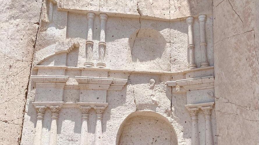 Este es un trabajo de los artesanos del lugar. El gobierno local no los deja seguir con este tipo de representaciones.