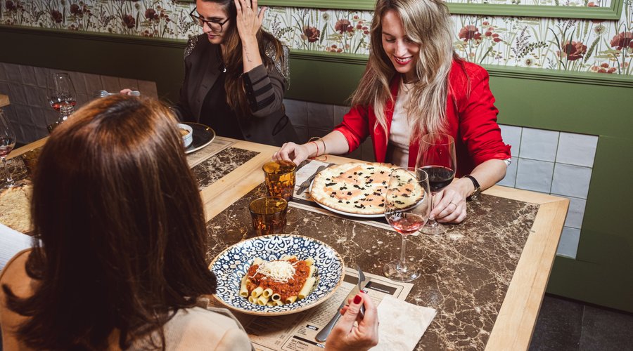 🍝 ¿Pasta o Pizza? ¡El dilema delicioso!  En 𝐏𝐢𝐳𝐳𝐞𝐫í𝐚 𝐏𝐫𝐨𝐯𝐞𝐧𝐳𝐚𝐥, sabemos que la elección es difícil. ¿Eres team pasta o team pizza?   No importa de qué bando seas, en 𝐏𝐢𝐳𝐳𝐞𝐫í𝐚 𝐏𝐫𝐨𝐯𝐞𝐧𝐳𝐚𝐥, tenemos el plato perfecto para ti.  ¡Ven a visitarnos y descubre por qué somos la mejor opción para los amantes de la buena comida italiana! 