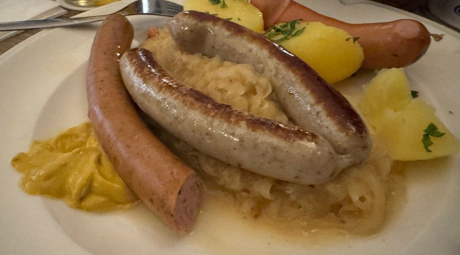 This restaurant is very old and has long history, the brewed beer and pork knuckle are all good, lots of of people that you need to find your seat by your own before ordering food