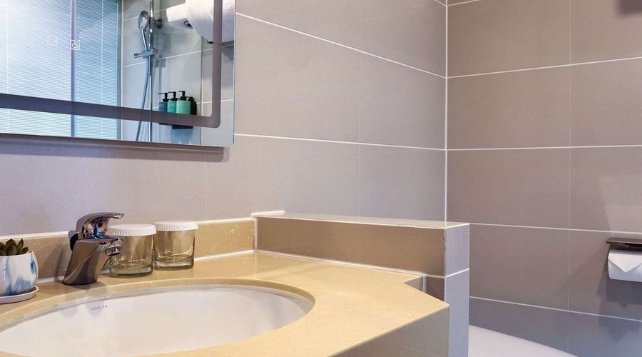 Guest room bath