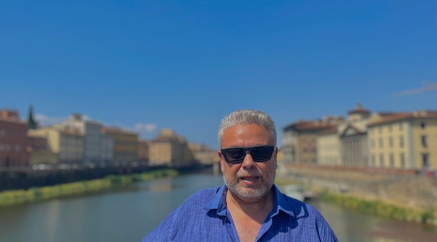 Arno nehri üzerindeki köprünün yanında kuyumcu dükkanları yer alır.