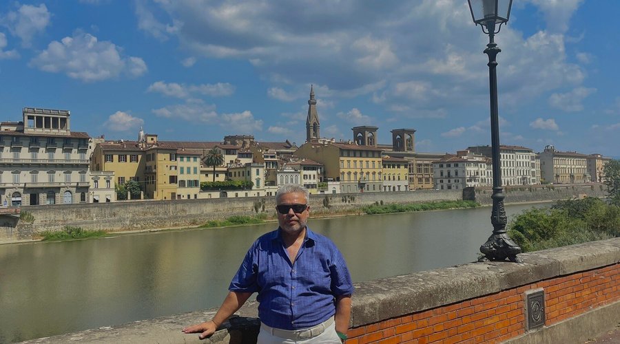 Arno nehri üzerindeki köprünün yanında kuyumcu dükkanları yer alır.