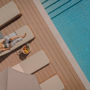 Unwind in Style: Poolside Relaxation with a Touch of Luxury!