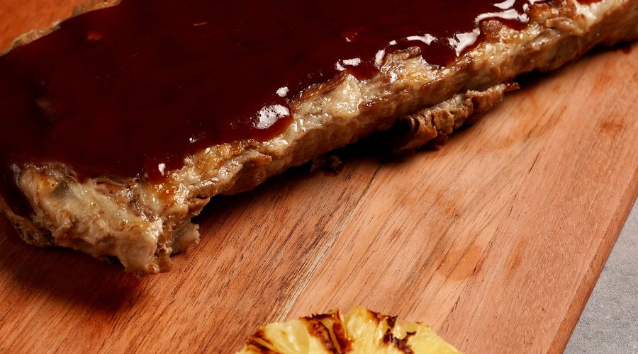 Nossa Costela de Porco é uma verdadeira explosão de sabores que vai conquistar seu coração!