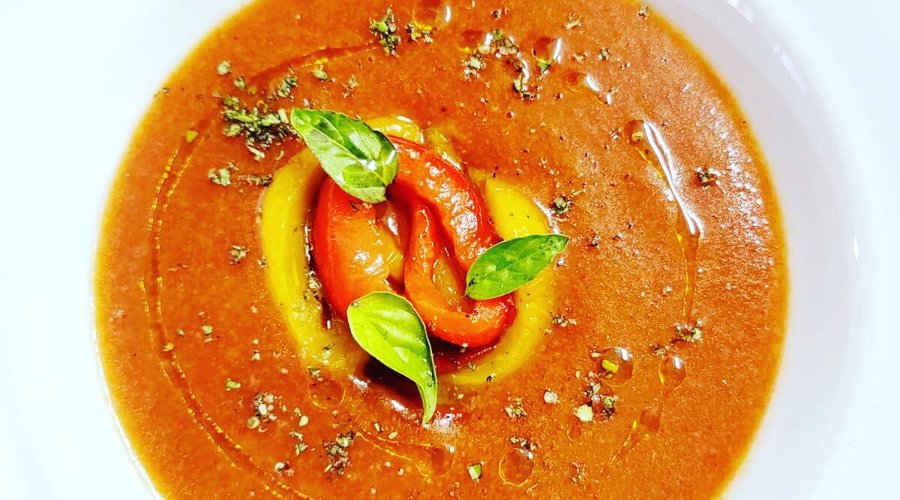 passatina di pomodori da seme antico con filetto di peperone dolce marinato in aceto di geraniella