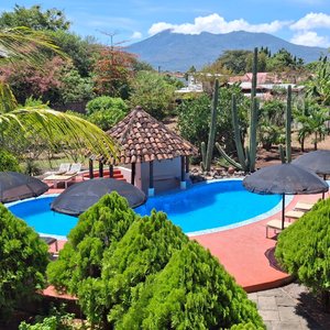 Un hotel Familiar para disfrutar en el centro de Granada, Nicaragua  Nuestro hotel Jardín de Granada cuenta con amplio parqueo privado y estamos a 5 cuadras de la famosa calle La Calzada