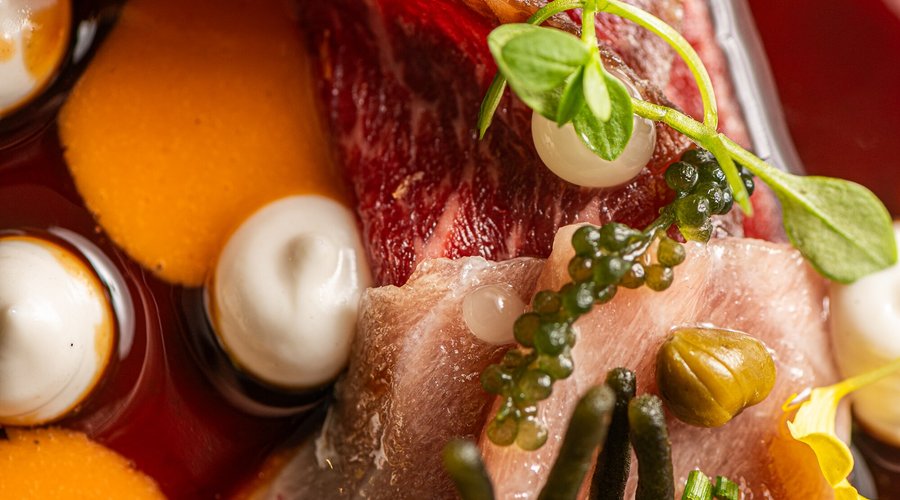 Vitello “Tunato” de ventresca de atún rojo y ternera con codium.🍽️ Un clásico de la carta en el que mezclamos el mar y la montaña. 🌊🏔️ La combinación de picaña madurada y ventresca de atún del Mediterráneo sugiere un equilibrio entre la intensidad cárnica y la untuosidad del pescado.