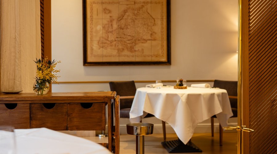 petit salon privé : une table discrète, à l'écart des oreilles indiscrètes, pour vos discussions professionnelles ou privées