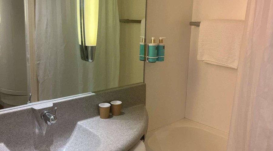 Guest room bath