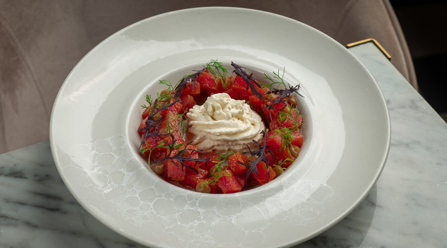 Atún con espuma de leche de tigre acevichada, gel de tamarindo, pasta de ajo fermentada, salsa de soya y de ostras.