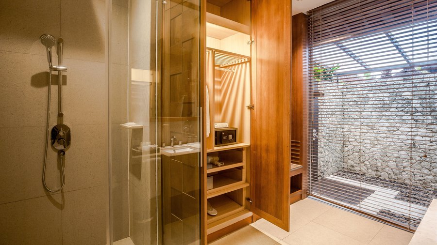 Baruna Bali 4 Bedroom Villa bathroom 02