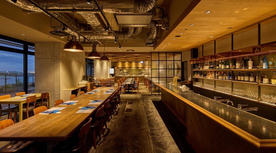川崎キングスカイフロント東急REIホテルの5階に位置する「Captain's Grill and Bar」 羽田空港と多摩川の圧巻のビューを楽しみながら、グリル料理を中心とした上質なメニューをお召し上がりください。