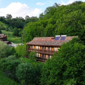 The lakeside building with double and twin comfort rooms. Right in front of it flows Kayan river and the terrace offers a great view of the ponds.  