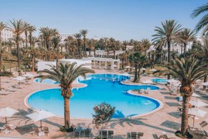 حمام السباحة والشاطئ